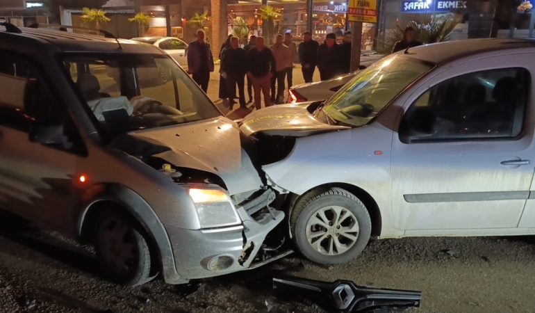 İnegöl’de iki araç kafa kafaya çarpıştı: 3 yaralı