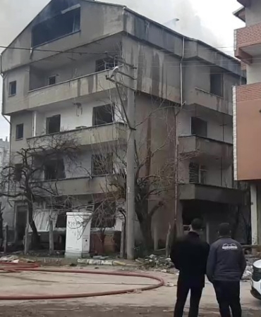 Yıkımı süren binanın çatı katında yangın çıktı