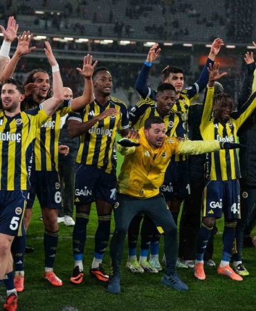 Fenerbahçe, Süper Kupa galibiyetini taraftarlarıyla yaşadı