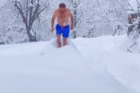 Eksi 10 dereceyi aldırmadan şortuyla karda yüzdü