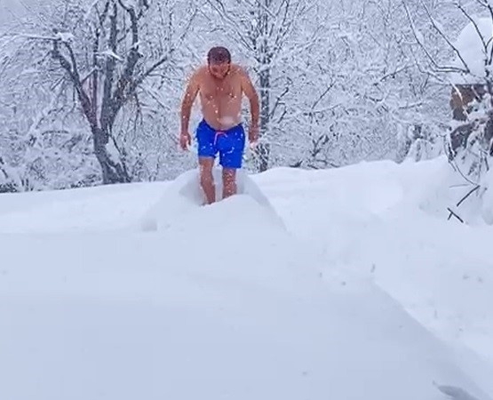 Eksi 10 dereceyi aldırmadan şortuyla karda yüzdü