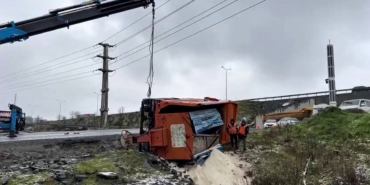 Eyyüpsultan’da kar küreme aracı buzlu yolda devrildi: 1 yaralı