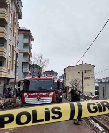 Sultanbeyli’de 5 katlı binada yangın: 12 kişi kurtarıldı