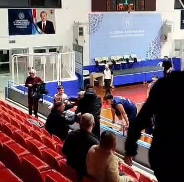 Kocaeli’de U16 basketbol maçında yumruklar havada uçuştu