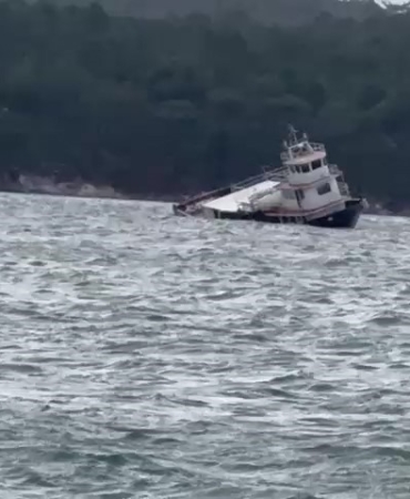 Balıkesir’de fırtına nedeniyle 25 metrelik feribot koya sürüklenerek karaya oturdu