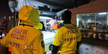 Avcılar’da yeni aldığı ehliyetin zarfını polise açtıran kadın sürücü ilk cezasını yedi