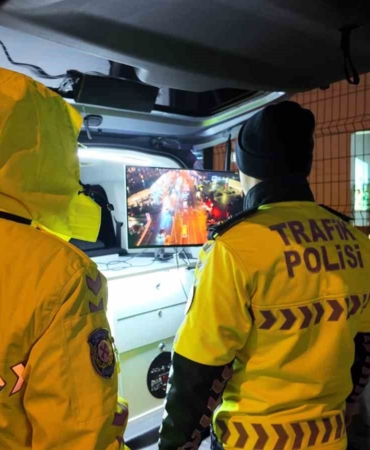 Avcılar’da yeni aldığı ehliyetin zarfını polise açtıran kadın sürücü ilk cezasını yedi