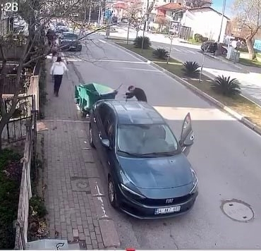 Fırtınanın savurduğu çöp konteyneri park halindeki araca çarptı