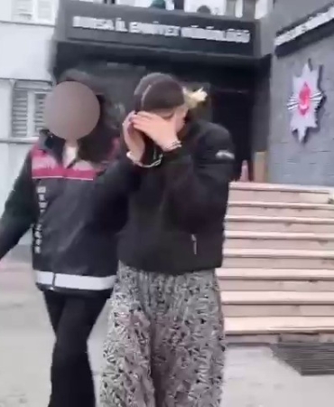 107 suç kaydı olan kadın hırsız, polis baskınında baza altında yakalandı