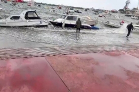 Tuzla’da fırtına alarmı: Deniz sahil yoluna taştı, tekneler zor anlar yaşadı