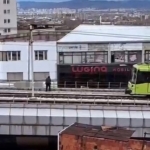 Rüzgarın kopardığı tabela metro hattına düştü