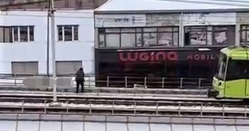 Rüzgarın kopardığı tabela metro hattına düştü