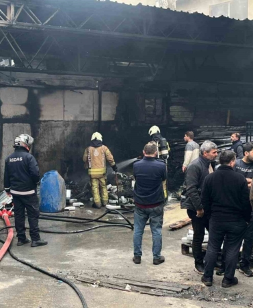 Sultanbeyli’de plastik imalathanesinde korkutan yangın
