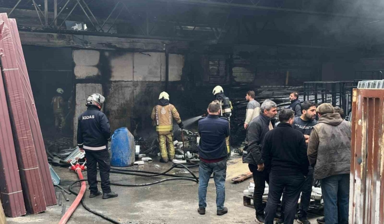 Sultanbeyli’de plastik imalathanesinde korkutan yangın