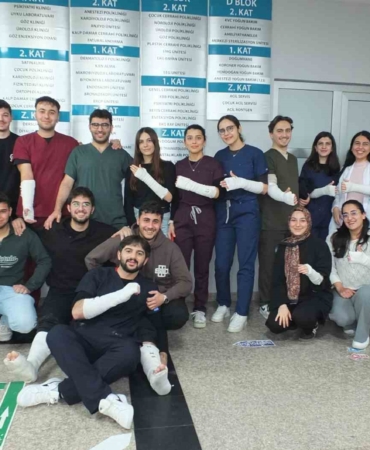 Balıkesir’ de üniversitelilerden alçılı staj hatırası