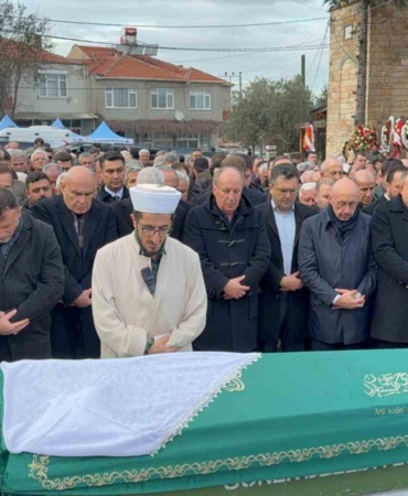 İYİ Partili Turhan Çömez annesini son yolculuğuna uğurladı