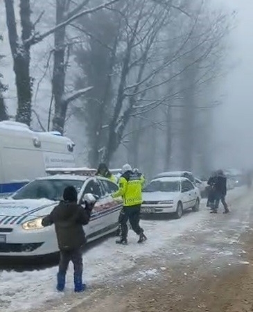 Soğuk havada sıcak görüntüler: Jandarma çocuklarla kar topu savaşı yaptı