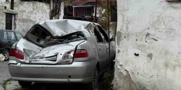 Gaziosmanpaşa’da çatı uçtu, otomobiller zarar gördü