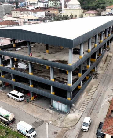 Dilovası’ndaki katlı otopark belediye hizmet binasına dönüştürülüyor