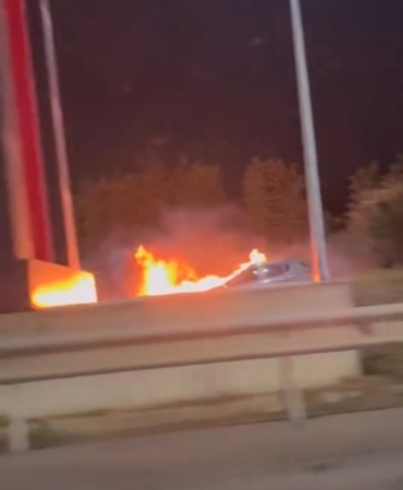 Sancaktepe’de otomobil alev alev yandı