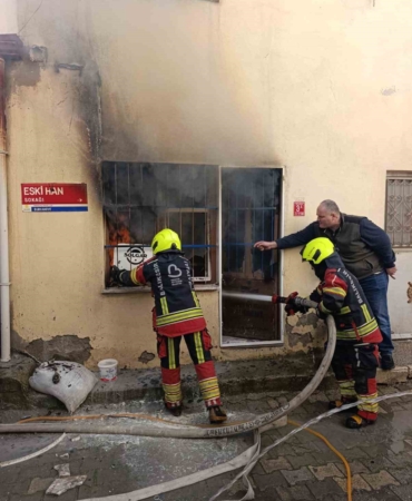 Burhaniye de baharatçı dükkanı yandı