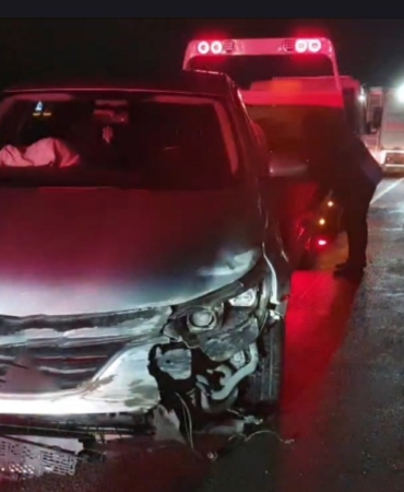 Kocaeli’de bariyerlere çarpan otomobilin sürücüsü yaralandı