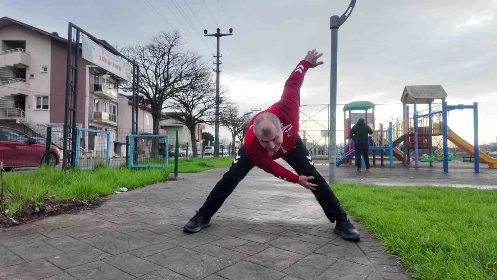 51 yaşındaki dünya şampiyonu, güreşçi koçla antrenman yaptı