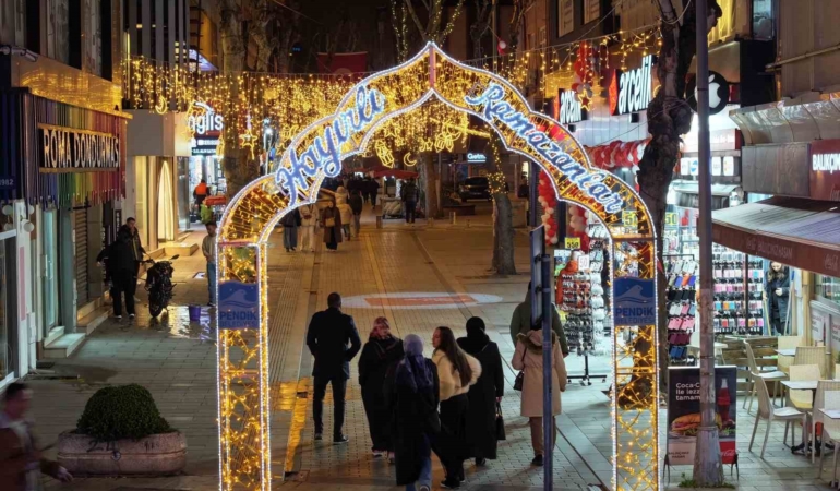 Pendik sokakları Ramazan ayını ışıl ışıl karşılıyor