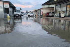 Yağmur sonrası sanayi sitesi sokakları su altında kaldı