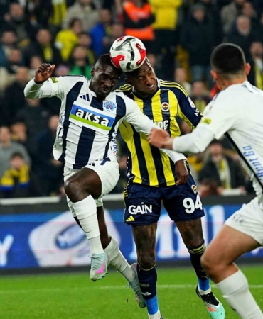 Trendyol Süper Lig: Fenerbahçe: 0 - Kasımpaşa: 0 (İlk yarı)