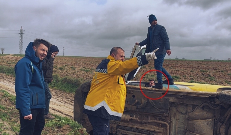 Tekirdağ’da PTT kargo aracı devrildi: 1 yaralı