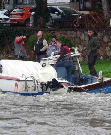 Sarıçay’da balıkçı nöbeti: Balıkçılar tekneleri batmasın diye bekliyor