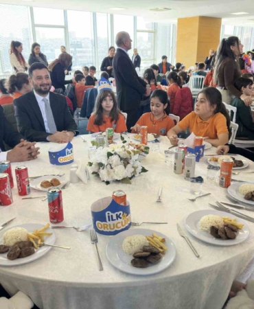 Kağıthane’de Ramazan’ın ilk iftarı miniklerle yapıldı