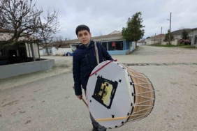 Edirne’nin en küçük Ramazan davulcusu 400 haneyi sahura kaldırıyor