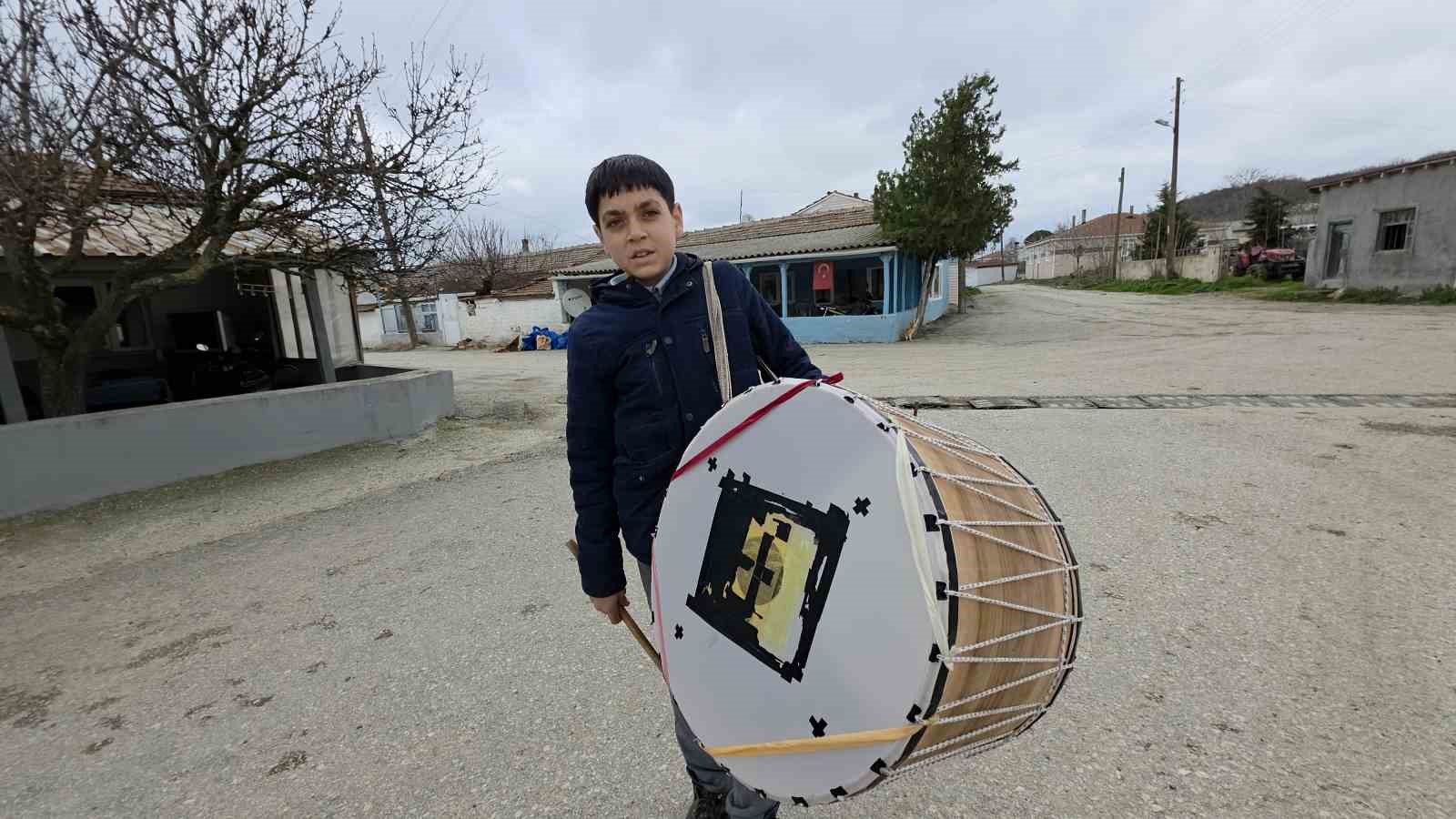 Edirne’nin en küçük Ramazan davulcusu 400 haneyi sahura kaldırıyor