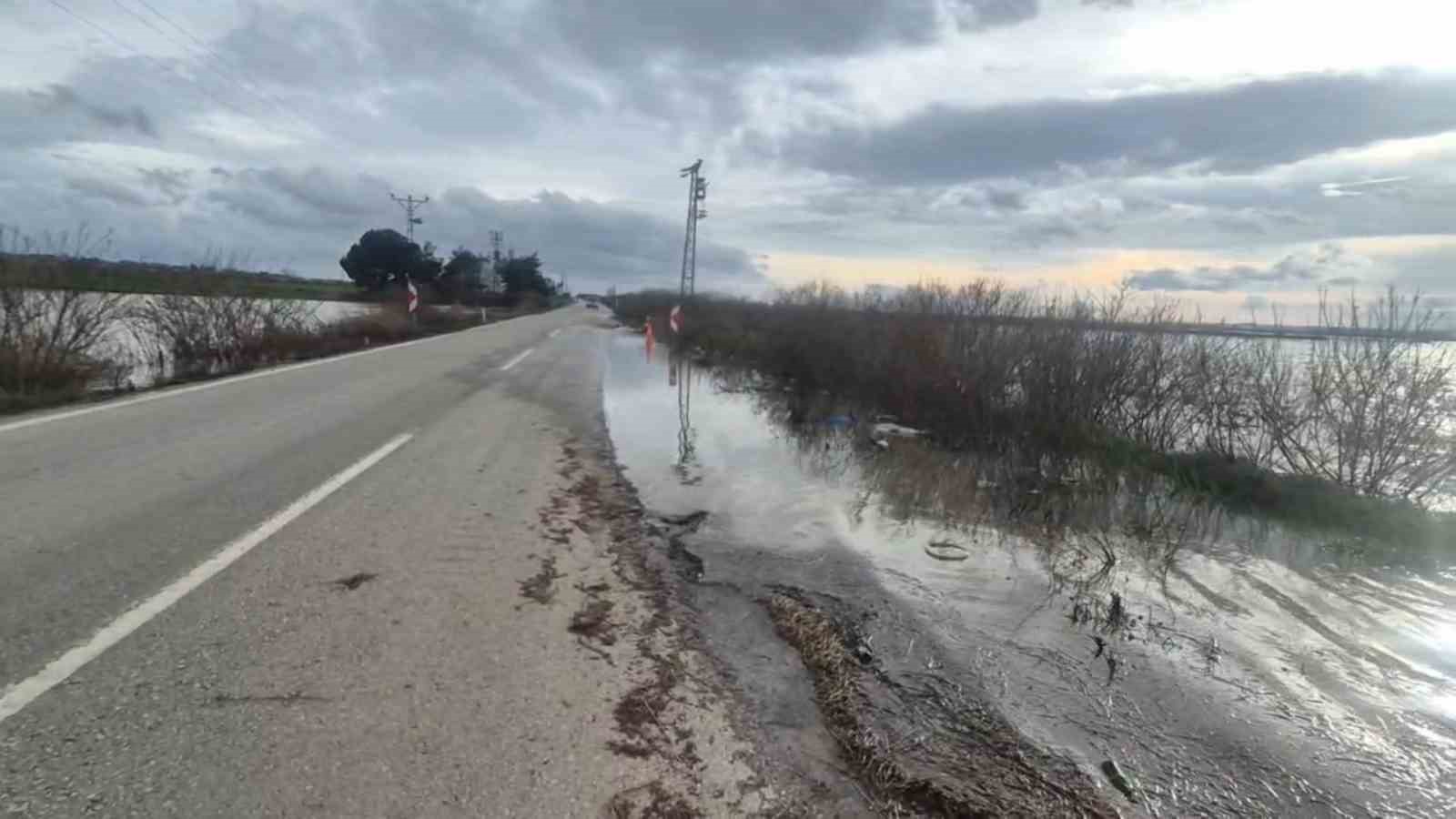 Meriç Nehri taştı, sedde patladı: Karayolu sular altında