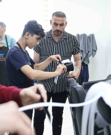 Sultangazi’de özel bireylere ücretsiz berberlik hizmeti