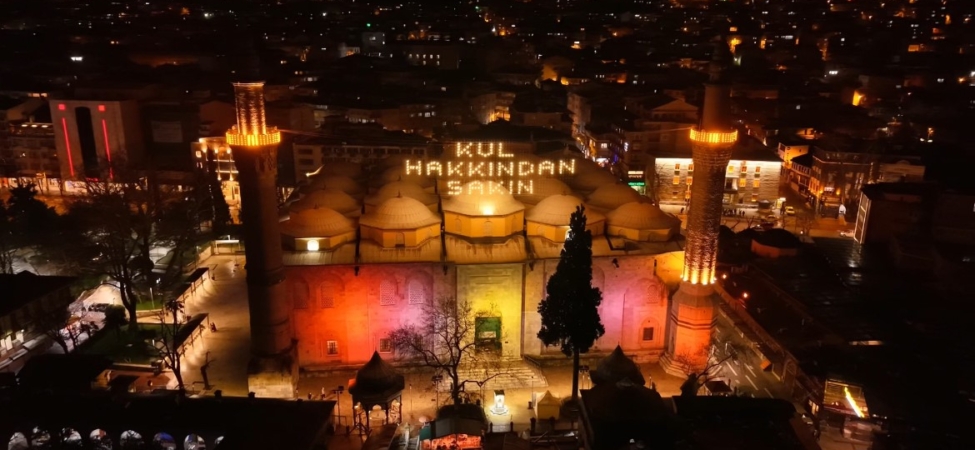 Bursa Ulu Cami’de Ramazan mahyası: "Kul hakkından sakın"