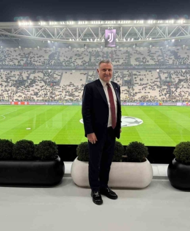 Bakan Osman Aşkın Bak, Juventus - Galatasaray maçını takip etti