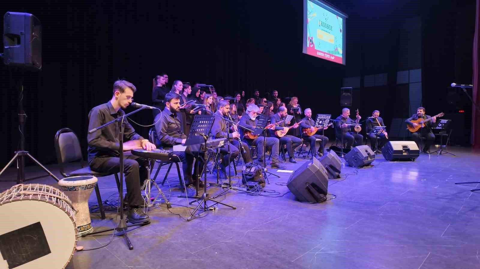 Çayırova’da Türk Halk Müziği Korosu konser verdi