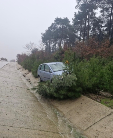 Çanakkale’de yoldan çıkan otomobil ağaca çarptı; 2 kişi yaralandı
