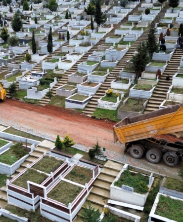 Kocaeli Kent Mezarlığı’nda su hattı yenileme çalışması