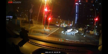 Kırmızı ışıkta yola atlayıp şınav çektiler