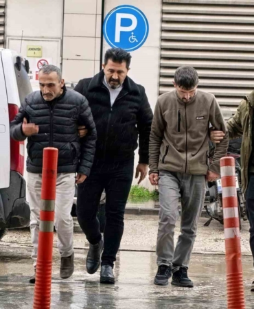 Fırça sapıyla dehşet : Arkadaşlarını ağır yaraladılar, 2 kişi tutuklandı