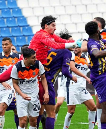 Trendyol Süper Lig: Eyüpspor: 0 - RAMS Başakşehir: 1 (İlk yarı)