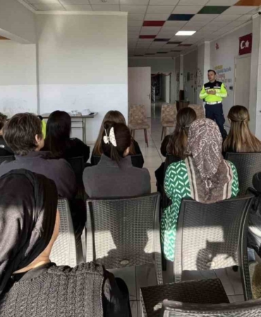 Karabiga Özel Engelli Yaşam Merkezinde çalışan kadınlara jandarma ekiplerinden çeşitli bilgilendirmeler