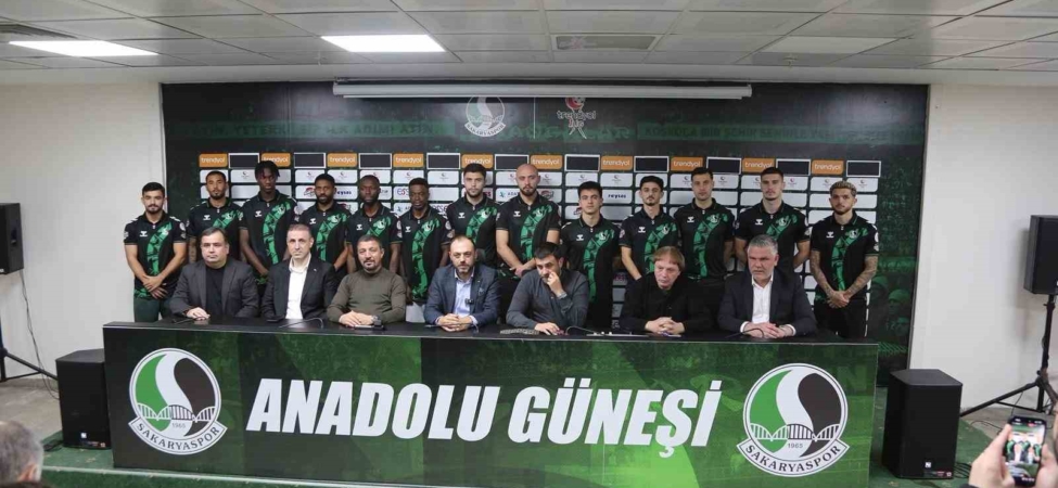 Sakaryaspor’da transferin son gününde 13 imza birden atıldı
