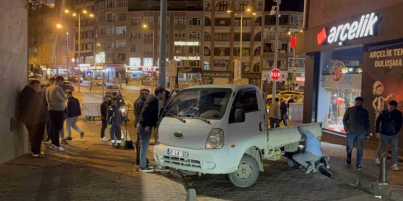 Çalıntı araçla yakıt alırken polisi gördü, kaçarken direğe çarptı