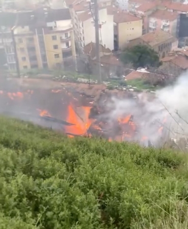 Bursa’da alev alev yanan ev kullanılmaz hale geldi