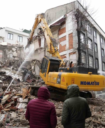 Kepçe komşu eve girdi, genç kız çığlık atarak yardım istedi